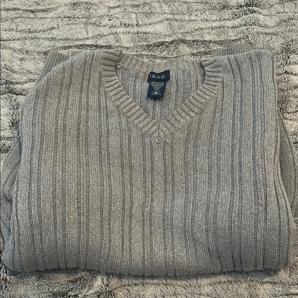 Izod Men's V-Neck Sweater in Gray
